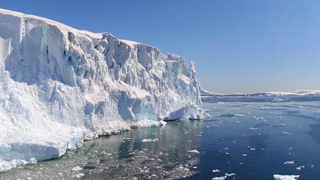 南极洲的冰川崩解面视频下载