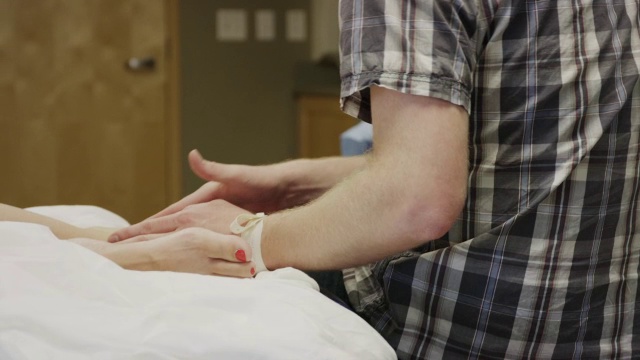 丈夫在病房里揉怀孕妻子的脚的特写/米德维尔，犹他州，美国视频下载