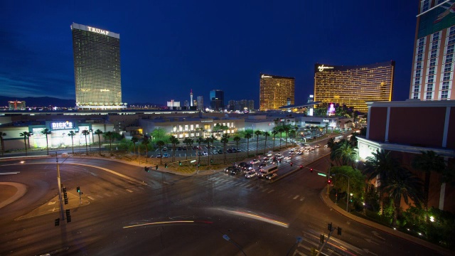 美国内华达州拉斯维加斯市，特朗普酒店的WS T/L视图，汽车在街道上行驶视频素材