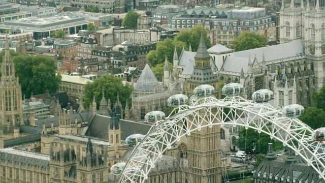 WS AERIAL POV ZO伦敦眼，大本钟，泰晤士河城市景观/伦敦，英国，英国视频素材
