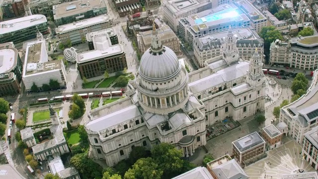 英国伦敦圣保罗大教堂的WS AERIAL POV视图视频素材
