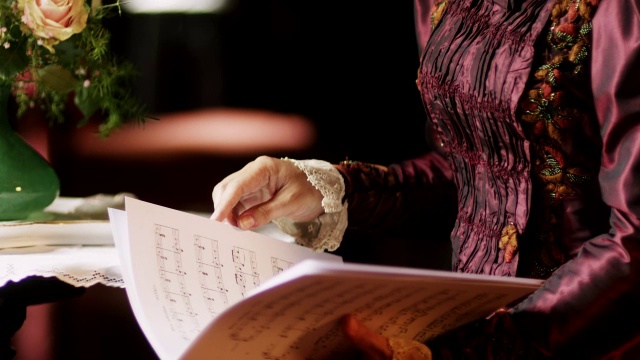 英国苏格兰爱丁堡霍普顿屋，温纳瑞塔·辛格在窗边读音符视频素材