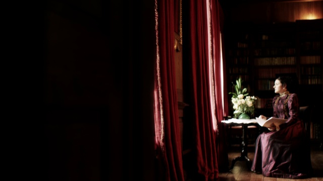 英国苏格兰爱丁堡霍普顿之家，Winnaretta Singer在窗边读音符视频素材