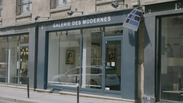 MS汽车行驶在现代美术馆(法国巴黎)外的路上视频下载