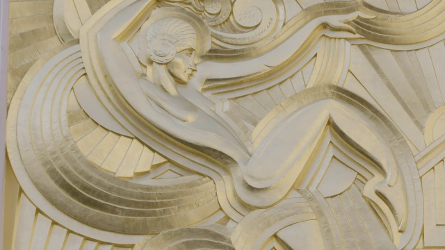 CU艺术装饰雕刻在Folies Bergere建筑/法国巴黎视频下载