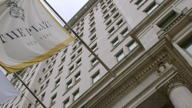 美国纽约州，纽约市，曼哈顿，广场酒店外，旗子在入口上方飘扬视频下载