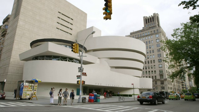 WS PAN古根海姆博物馆外观，前景中的交通运动/曼哈顿，纽约市，美国纽约州视频下载