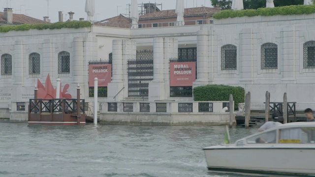 佩吉·古根汉姆系列的WS外观，在前景中移动的客船/意大利威尼斯视频下载