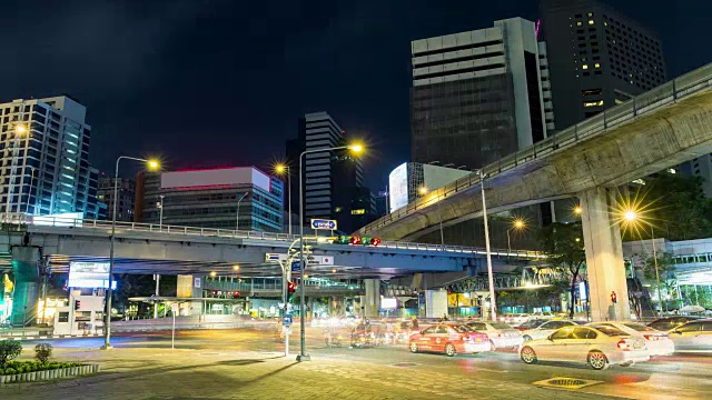 时间在夜间流逝。泰国，Silom, Sala Daeng交叉口附近的交通。视频下载