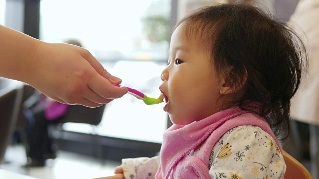 在餐厅给小女孩喂奶视频素材