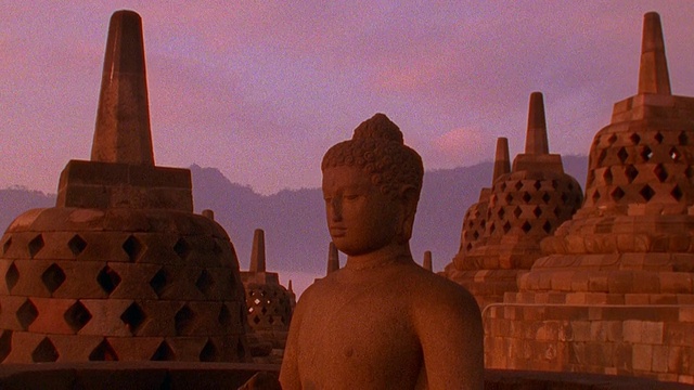 中景:印尼爪哇婆罗浮屠寺的石雕佛像视频下载