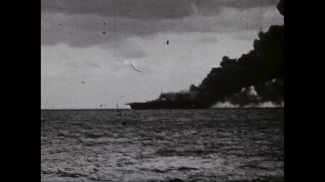 在海上燃烧、冒烟、爆炸的军舰/美国视频下载