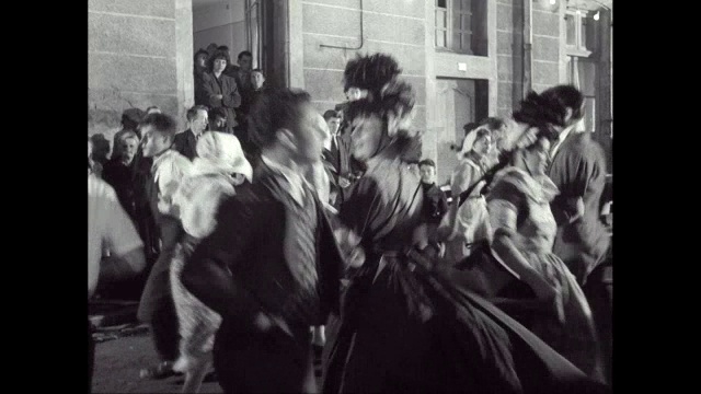 一对夫妇在晚上在外面跳舞/美国视频素材