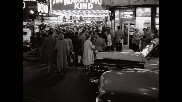 美国纽约州纽约曼哈顿中城时代广场上，行人和行人在车辆行驶的同时视频素材