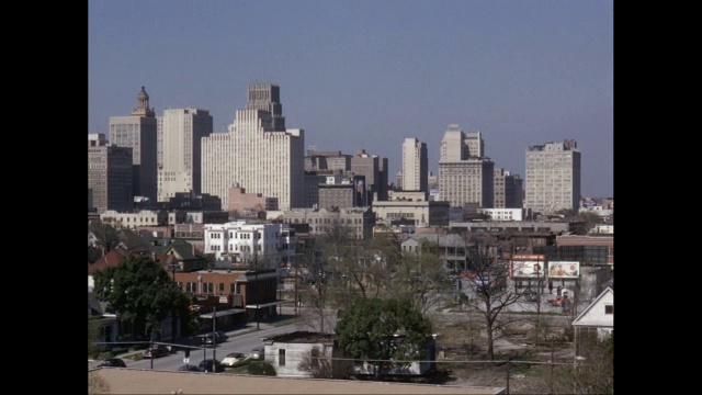 摩天大楼的全景，汽车在前景中移动/休斯顿，德克萨斯州，美国视频下载