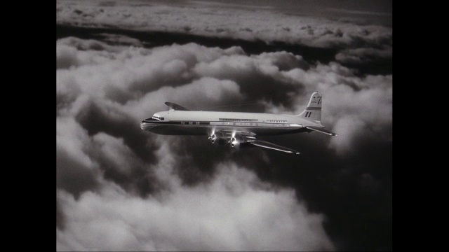 WS AERIAL POV TS商业飞机飞越云层/美国视频下载