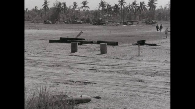 战场上的WS军事碎片，远处的棕榈街/美国视频下载