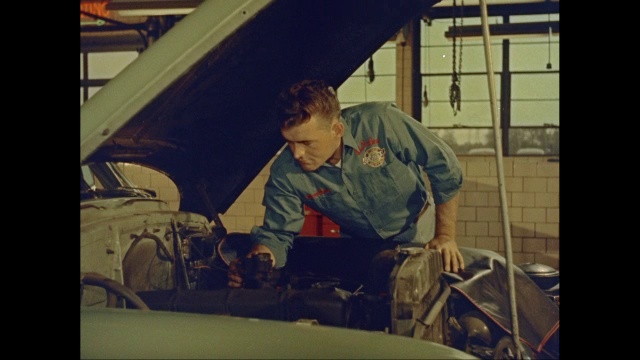 在美国的汽车修理厂修理汽车引擎的人视频素材