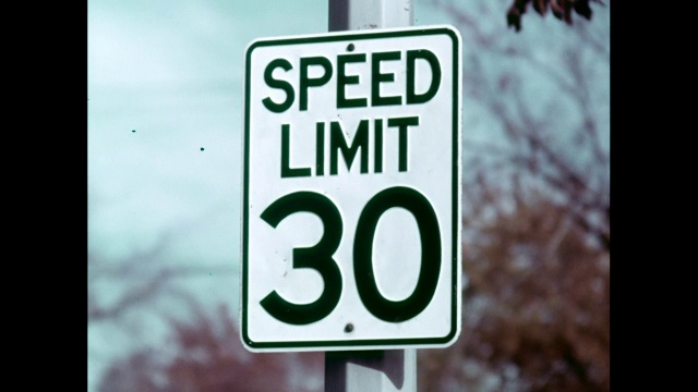 CU限速30路标志/美国视频素材