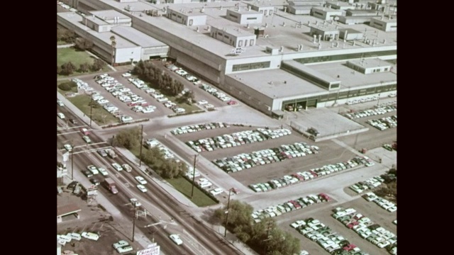 WS ZO AERIAL POV停在美国工业大楼外的汽车视频下载