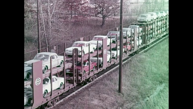 装载雪佛兰Corvair的货运列车在美国铁路轨道上行驶视频下载