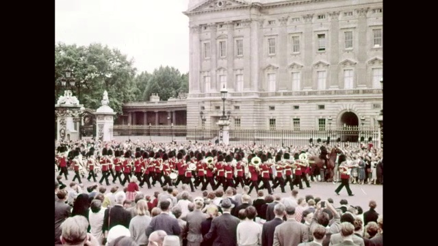 英国卫兵在英国伦敦的白金汉宫/威斯敏斯特宫前游行视频素材