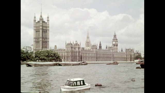 大本钟和国会大厦，泰晤士河前面/英国伦敦视频下载