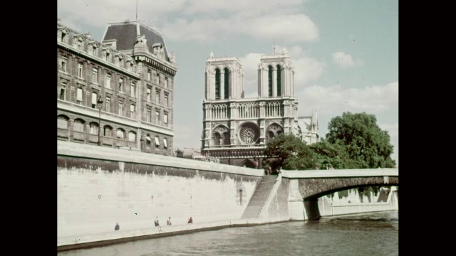 巴黎圣母院从塞纳河俯瞰，法国巴黎视频下载