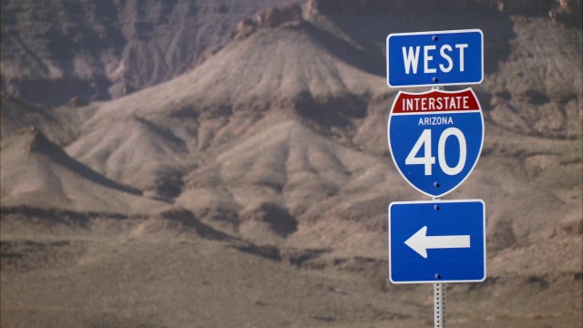 亚利桑那州沙漠山区的一个路标上写着西40号州际公路的广告。视频素材