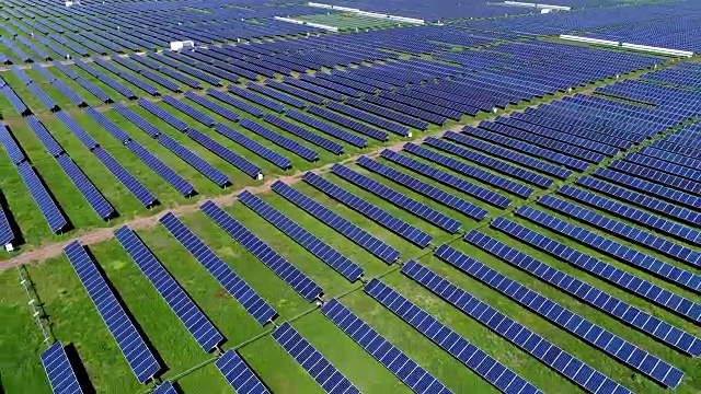 无人机俯瞰上方排后排的太阳能电池板奥斯汀，得克萨斯州，美国，平底角度视频素材