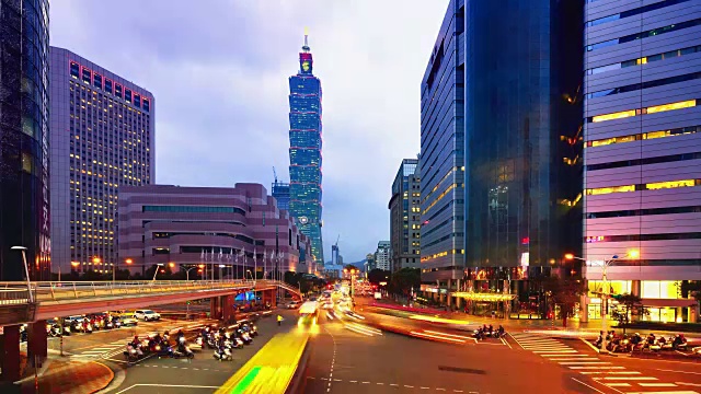 台北市景和台北101大厦，日落到夜晚视频下载