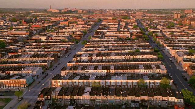 从空中俯瞰巴尔的摩市住宅区的排屋/马里兰州视频素材