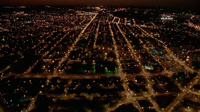 巴尔的摩港上空的鸟瞰图，朝向市中心的夜间/马里兰州视频下载