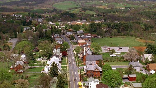 从空中俯瞰乡村道路和城镇/宾夕法尼亚州视频下载