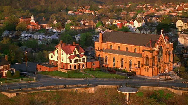 从空中看过去的房子和其他建筑物沿着华盛顿山/匹兹堡，宾夕法尼亚州视频素材