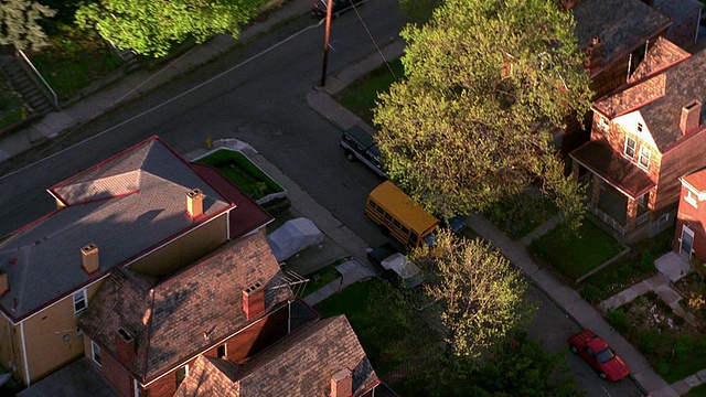 鸟瞰图放大缩小在郊区街道与校车驾驶/匹兹堡，宾夕法尼亚州视频素材