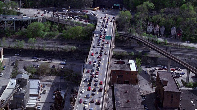 从空中俯瞰阿勒格尼河上的大桥/匹兹堡，宾夕法尼亚州视频素材
