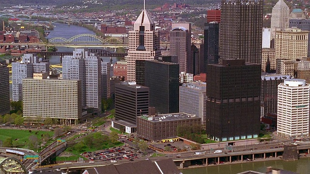 从空中俯瞰华盛顿山和匹兹堡市中心周围的景色视频素材