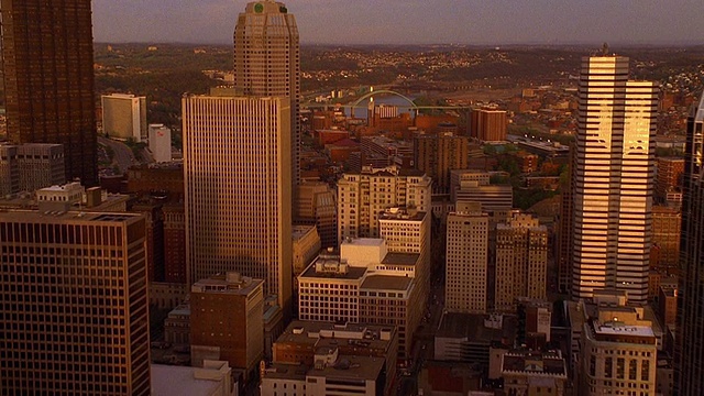 从俄亥俄河上空飞往宾夕法尼亚州匹兹堡市中心视频素材