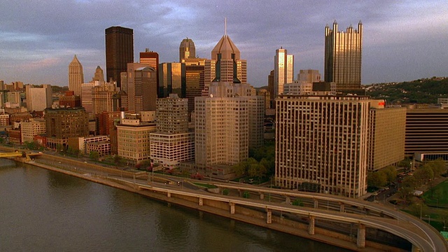 从空中俯瞰俄亥俄和莫农加希拉河，经过匹兹堡市中心/宾夕法尼亚州视频素材