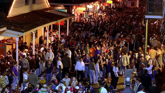 高角广角镜头，在波旁街/路易斯安那州新奥尔良庆祝狂欢节的人群视频素材
