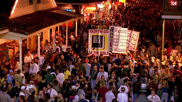 广角镜头拍摄的是路易斯安那州新奥尔良波旁街庆祝狂欢节的人群视频素材
