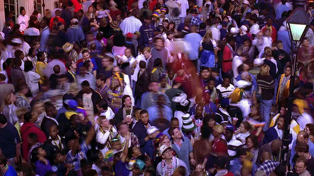 高角度广角拍摄时间推移的人群在街道上的狂欢节/新奥尔良，路易斯安那州视频素材