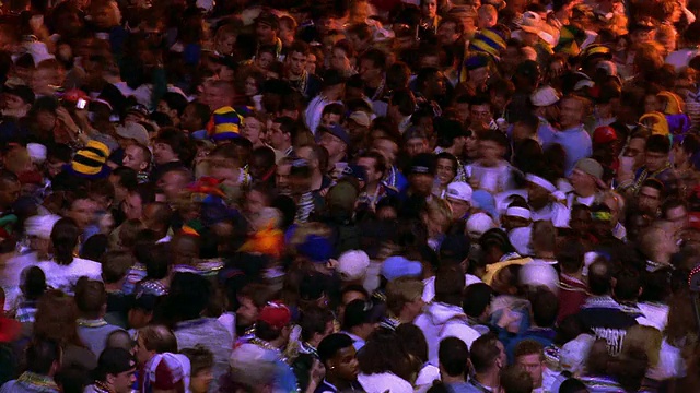 高角度广角拍摄时间，人群庆祝狂欢节，骑着马的警察穿过/新奥尔良视频下载