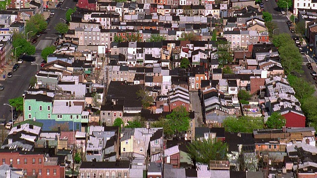 从空中俯瞰住宅区和马里兰州巴尔的摩的公园视频素材