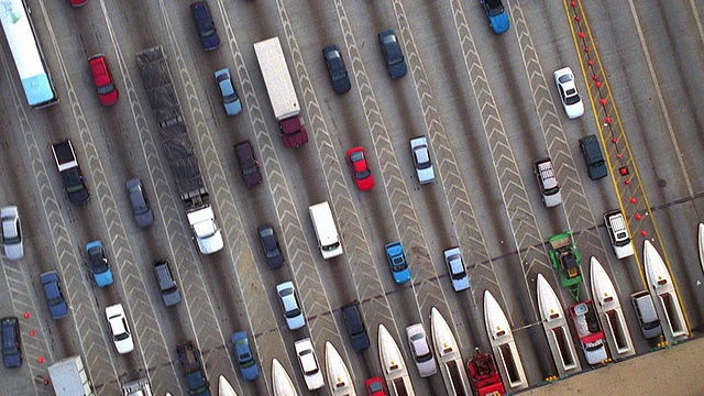 在马里兰州巴尔的摩市高速公路收费站上空盘旋的鸟瞰图视频下载