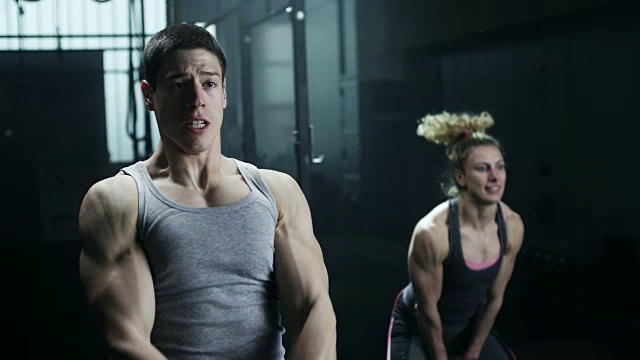 男人和女人在健身房用壶铃做运动视频素材