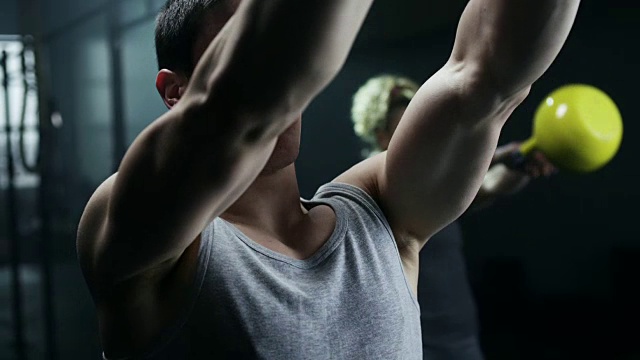 男人和女人在健身房用壶铃做运动视频素材