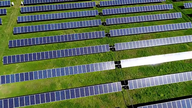 无人机视图太阳能电池板太阳反射面板奥斯汀，德克萨斯州视频素材