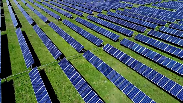 韦伯维尔太阳能农场的长排太阳能电池板在春天五颜六色视频素材
